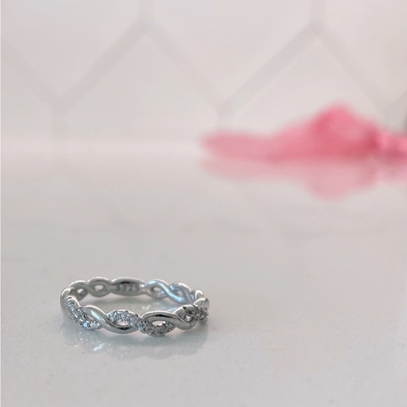 NWT 925 Sterling Silver Infinity Ring with Accent Diamonds -Size 5 - Picture 1 of 2
